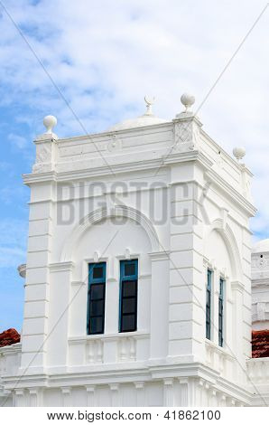 Witte moskee toren met moslim Crescent