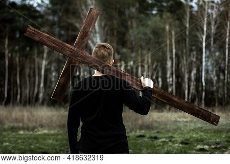 The Man Carries The Cross. Сarry The Cross. Man Believes In God. Hope In God.