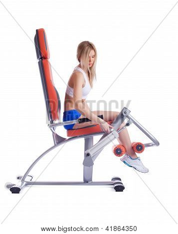 Blond ung kvinde ajustment exerciser isoleret