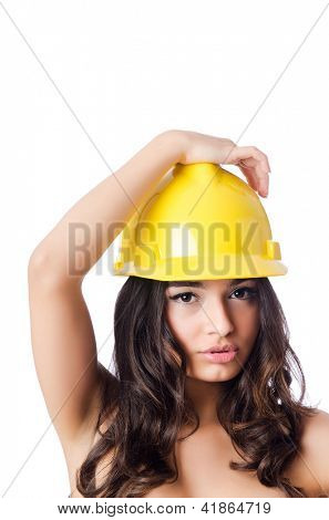 Jovem mulher com hellow capacete branco