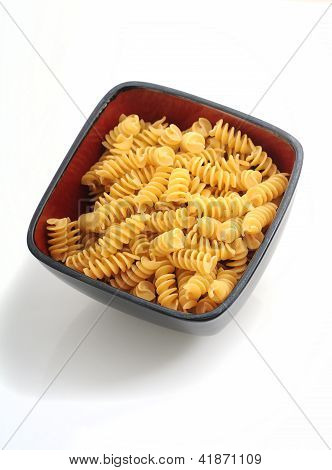 Rå Pasta i en skål