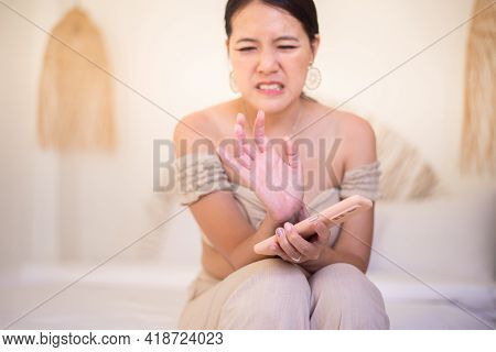 Asian Woman Suffering From Numbness On Finger,numbing Pain In Hand