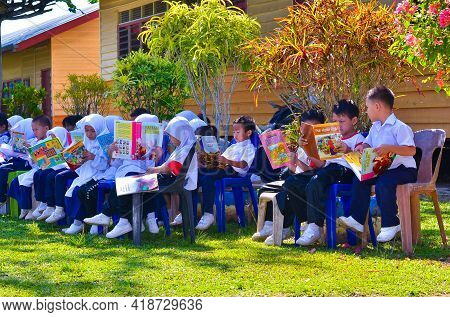 Keningau,sabah,malaysia-apr 21,2015:malaysian School Children Students Reading Book Outside Classroo