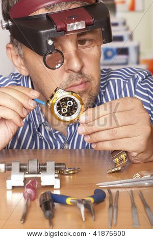 Uhren Reparatur Handwerker Reparatur beobachten. Uhr im Fokus