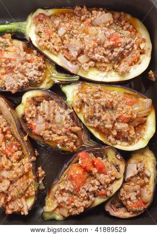 Lilek nebo baklažány plněné omáčkou z mletého masa, rajčat, cibule a petržel během pre