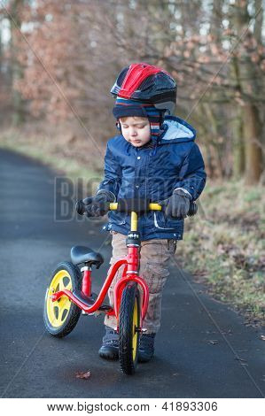 2 Anni vecchio Toddler cavalcando la sua prima moto