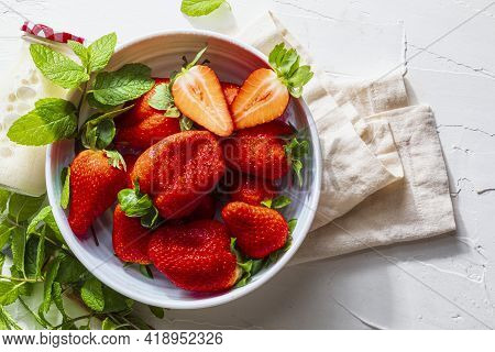 Bowl With Delicious Large Strawberries (fresones), Fresh, Whole, Freshly Cut, With Milk And With Pep