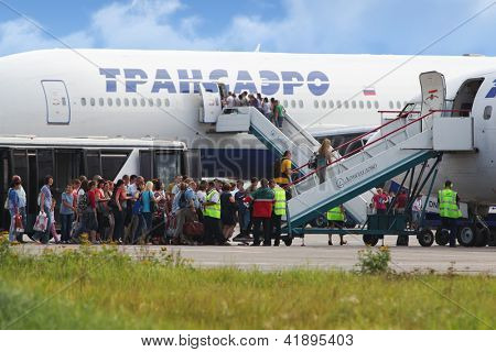 Moskva - září 01: Cestující na palubu letadla letecké společnosti Transaero, září 01, 2011, Moskva, Rusko