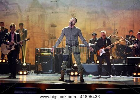 Mosca - JAN 23: Evgeny Dyatlov si esibisce sul palco al Teatro Taganka durante VladimirVysotsky premio c