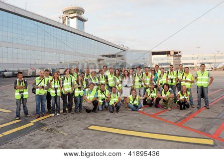 Moskva - SEP 01: Gruppe af observatører i Moskva lufthavn Domodedovo, Sep 01, 2011, Moskva, Rusland. Domo