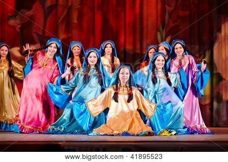 Moskwa - JAN 28: Nastoletnie zbiorowego tańca na scenie Pałacu Kultury czerwonego października podczas Bellydance