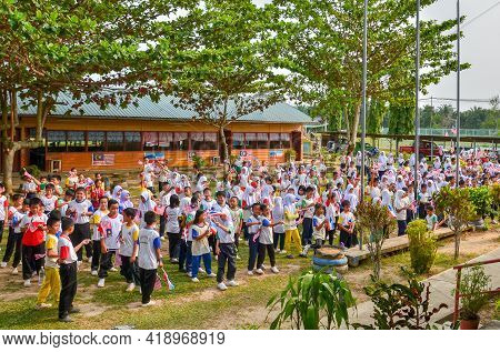 Keningau,sabah,malaysia-sept 20,2015:sabahan School Kids Gathering For Parade At National Independen