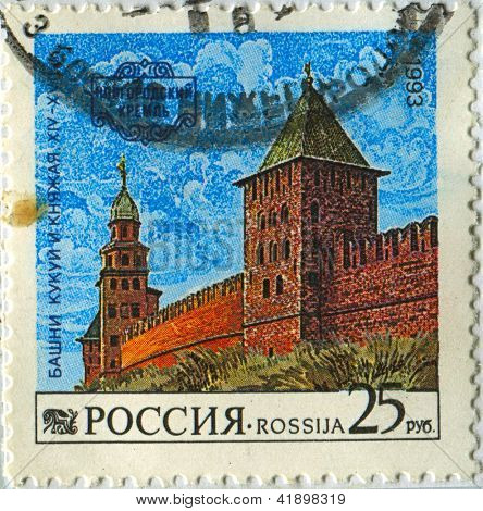 Rusland - CIRCA 1993: Et frimærke, trykt i Rusland viser billede af Novgorod Kreml, Knyazhaya og Ko