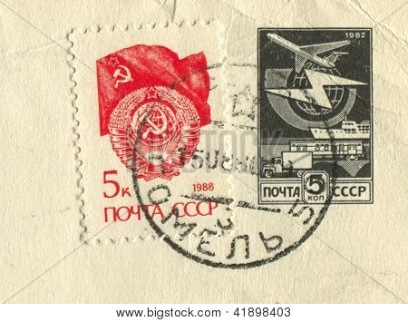 USSR - CIRCA 1988: Et frimærke, trykt i USSR viser billede af hammer og segl, circa 1988.