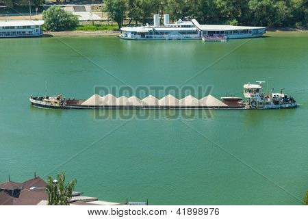 Belgrad, Serbien - 15.08.: Barge transportieren Sand am Fluss Sava am 15. August 2012 in Belgrad, 