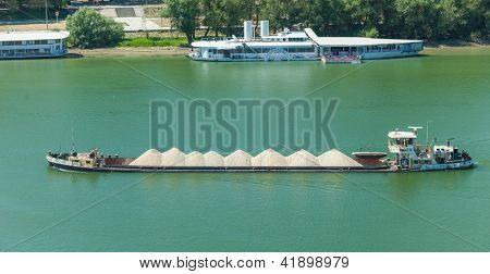 Belgrad, Serbien - 15.08.: Barge transportieren Sand am Fluss Sava am 15. August 2012 in Belgrad, 