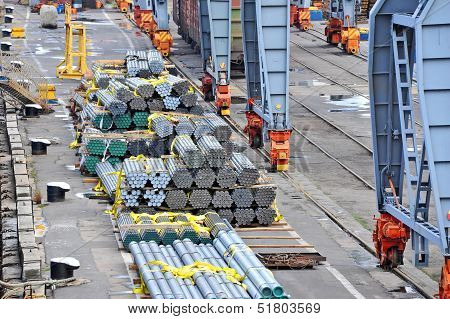Cargo crane and pipe stack