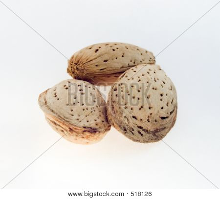Trois noix amande