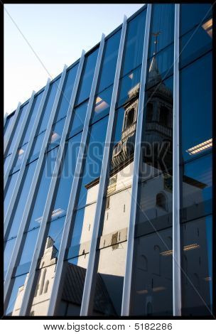 Igreja Velha reflexão num edifício moderno
