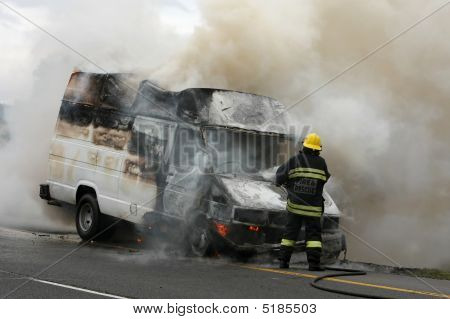 Vigile del fuoco e bruciando veicolo
