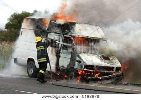 Vigile del fuoco e fiamme veicolo