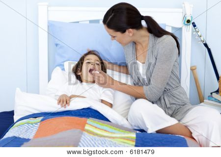 Mami, přičemž teplota jejího syna s teploměrem