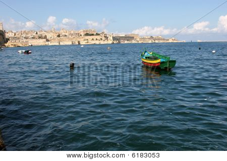 Luzzu rybářský člun Kalkara Creek, Grand Harbour, Malta