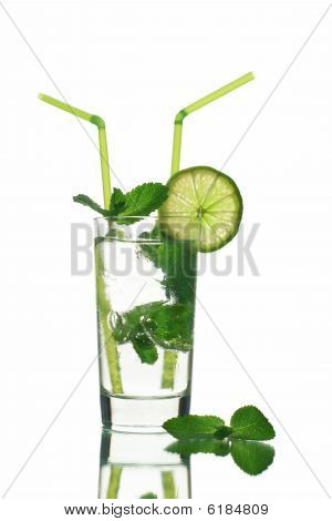 Mojito koktajlu do eks z wapna i lodu izolowany na białym tle
