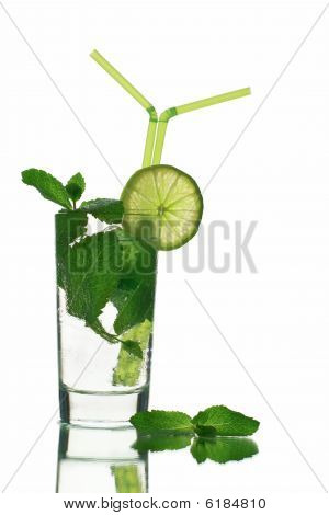 Mojito koktajlu do eks z lód na białym tle na białym tle