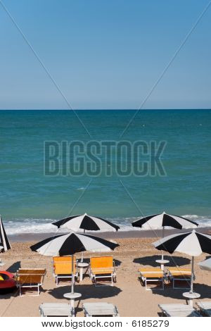 Strand mit Liegestühlen
