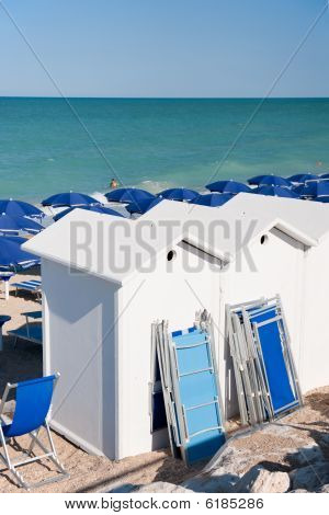 Strand mit Liegestühlen