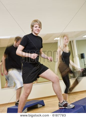 Grupa ludzi robi krok
