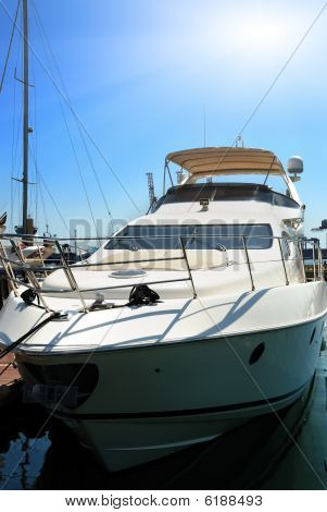 Yacht bianco su un ancoraggio