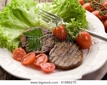 grilled seitan with tomatoes and salad