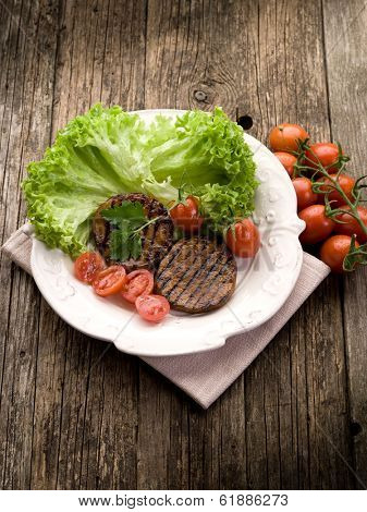 grilled seitan with tomatoes and salad