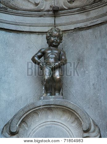 BRUSSELS, BELGIUM - SEPTEMBER 4: The famous Manneken Pis, the iconic statue of Brussels on September 4, 2014 in Brussels 