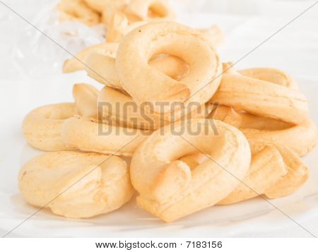 意大利煮脆饼干： Taralli。