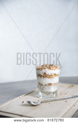 Yogurt oat dessert