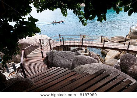 Caminho de madeira na ilha de Koh Tao