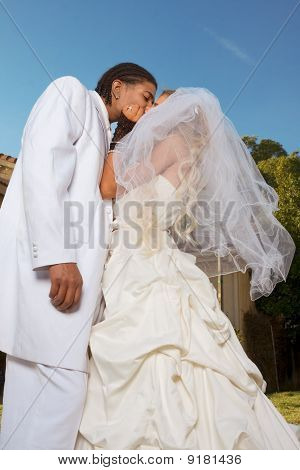 Glücklich Mi neu Interracial paar In Wedding Stimmung