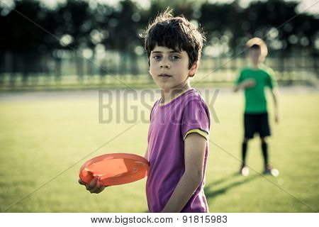 Children playing with freesbi