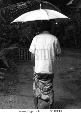 男 Uner 雨の中傘