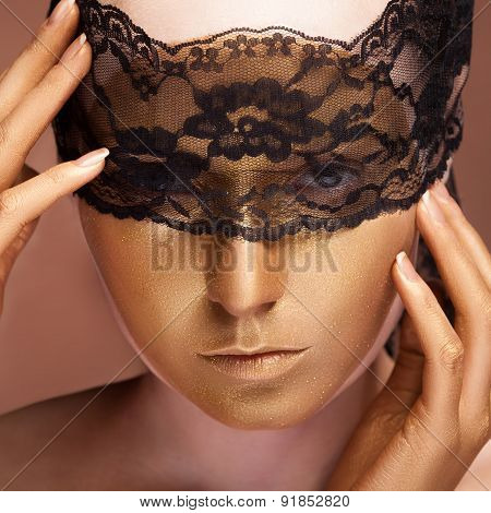 Beauty Woman With Art Fashion Gold Make Up