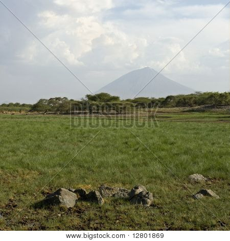 paesaggio con vulcano Ol Doinyo Lengai in background, Tanzania, Africa