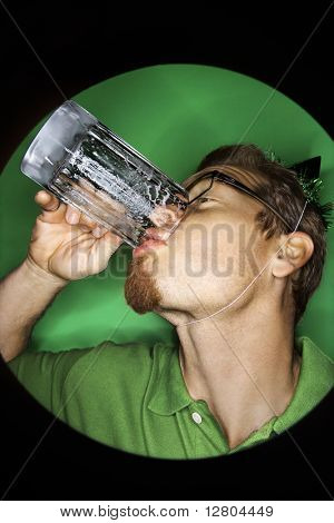 Viñeta de hombre caucásico de adultos en fondo verde sombrero verde y bebiendo cerveza.