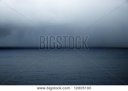 Horisonten af overskyede himmel over Stillehavet i Maui, Hawaii, USA.