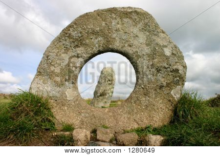 남자는 톨 (돌 구멍), 콘월, 영국