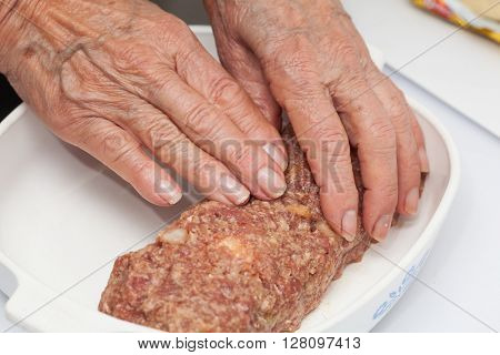 Stuffed meatloaf preparation : shaping a raw egg and vegetables stuffed meatloaf
