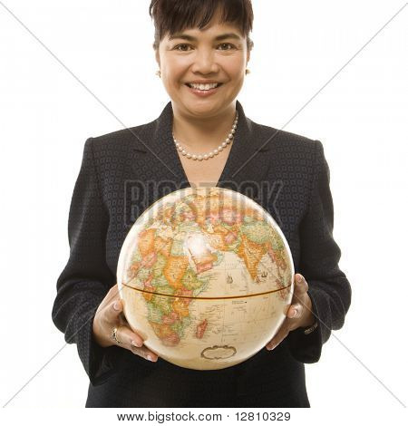 Filipina empresaria de mediana edad con globo en ambas manos de pie delante de fondo blanco