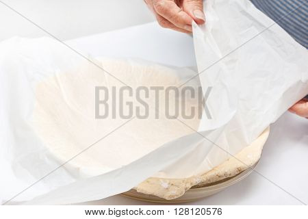 Quiche lorraine preparation : Transferring the quiche Lorraine dough to the baking dish